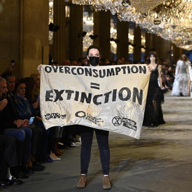 Aktivistkinja upala na reviju Louisa Vuittona