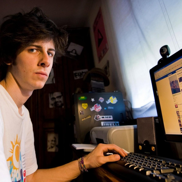 Ilustracija, tinejdžer pred kompjutorom