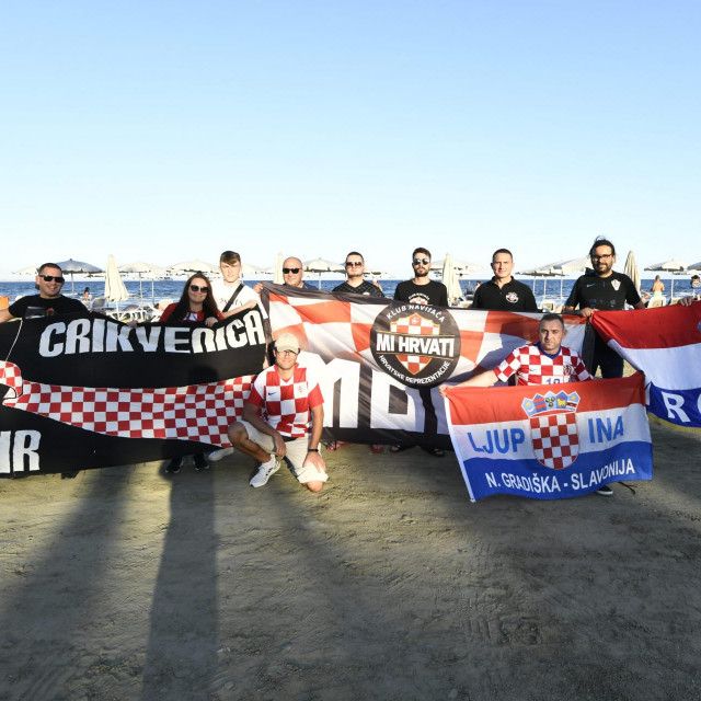 Hrvatski navijači poziraju sa zastavama