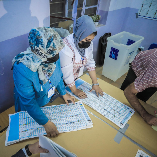 BAGHDAD, IRAQ - OCTOBER 10: Election commission officials begin to count ballots at a polling station after the Iraqi early general elections end in Baghdad, Iraq on October 10, 2021. Ayman Yaqoob/Anadolu Agency (Photo by Ayman Yaqoob/ANADOLU AGENCY/Anadolu Agency via AFP)