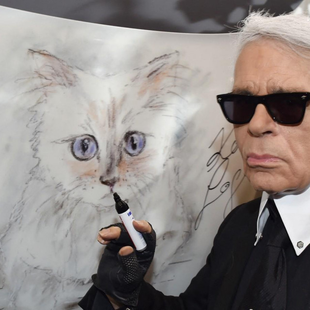 Karl Lagerfeld pozira s Choupettinim portretom