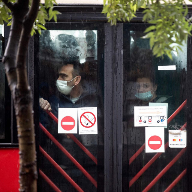 Neki korisnici javnog prijevoza u Beogradu nose maske, a neki ne