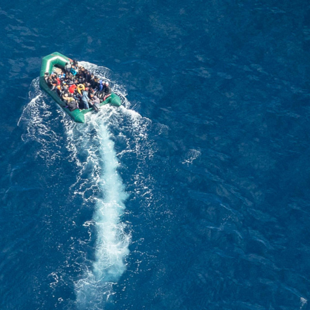 Ilustracija, čamac s migrantima