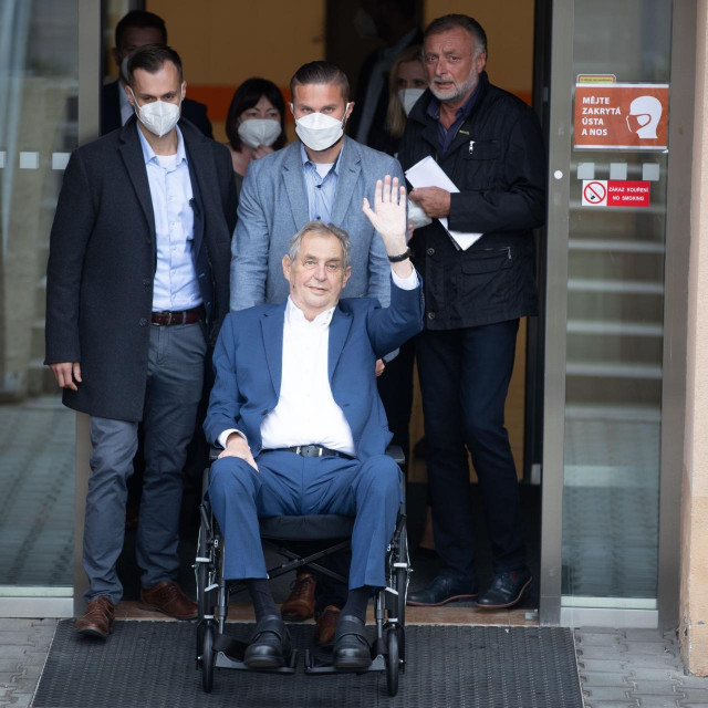 Miloš Zeman na ulasku u bolnicu