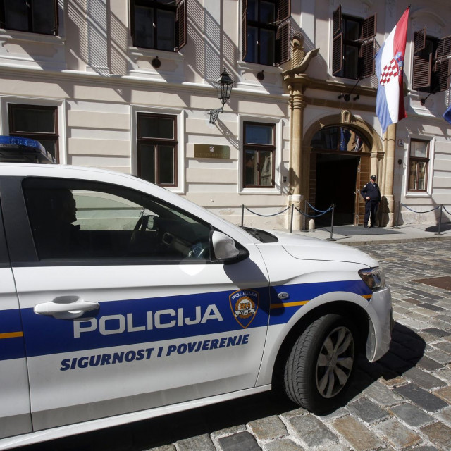 Policijsko vozilo parkirano ispred zgrade Vlade