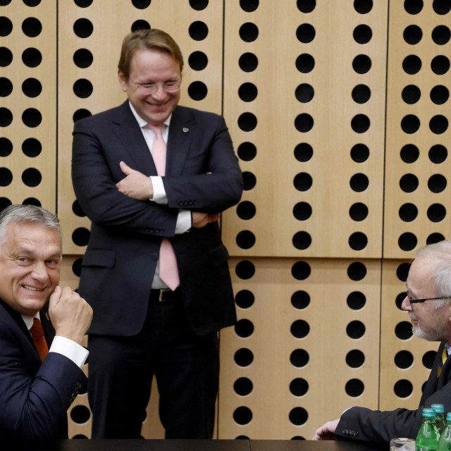 Slijeva: Mađarski premijer Viktor Orbán, povjerenik za proširenje Olivér Várhelyi i Werner Hoyer, predsjednik EIB