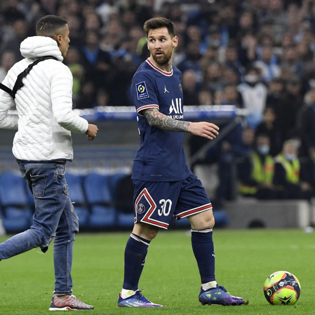 Navijač je utrčao na teren i srpiječio Lionela Messija da ozbiljno zaprijeti Marseilleu