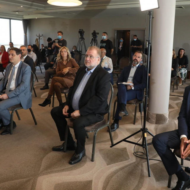 Nikola Dujmović, predsjednik uprave Spana (u sredini) na okruglom stolu Hanfe i HGK o mogućnostima finaciranja gospodarstva putem tržišta kapitala i alternativnih investicijskih fondova u Hotel Westin u Zagrebu