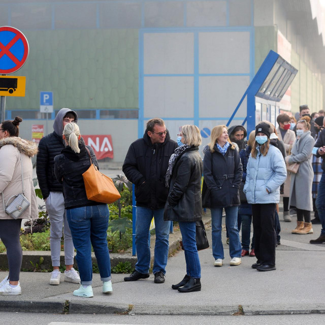 Uoči vikenda pred paviljonom broj šest na Zagrebačkom velesajmu cijepljenje su čekali deseci ljudi