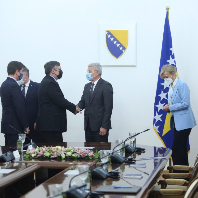 Angelina Eichhorst i Matthew Palmer (desno) s članovima Predsjednistva Bosne i Hercegovine