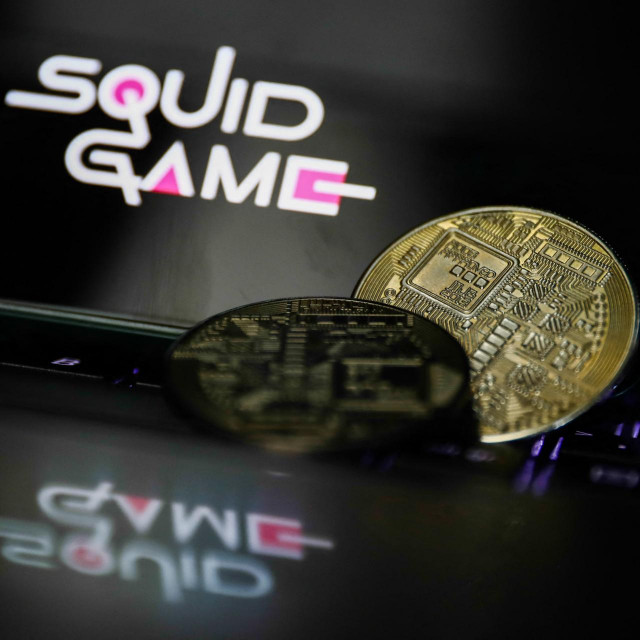 Ilustracija kriptovalute i logotipa Squid Game