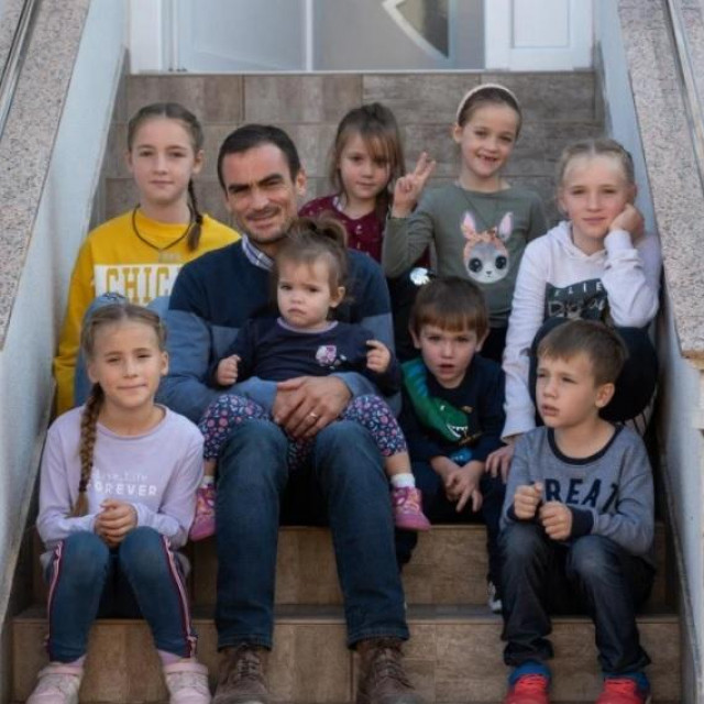 &lt;p&gt;Mateo Torić s djecom&lt;/p&gt;
