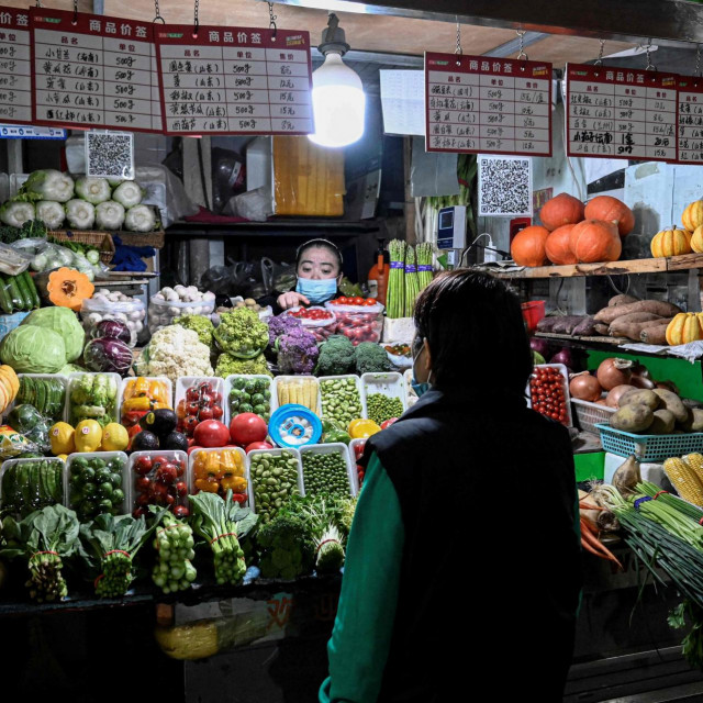 &lt;p&gt;Žena na tržnici u Pekingu&lt;/p&gt;
