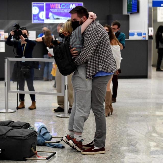 &lt;p&gt;Emotivan susret u Međunarodnoj zračnoj luci Dulles u Virginiji&lt;/p&gt;

