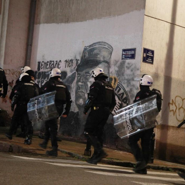 &lt;p&gt;Policija pred muralom Ratka Mladića&lt;/p&gt;
