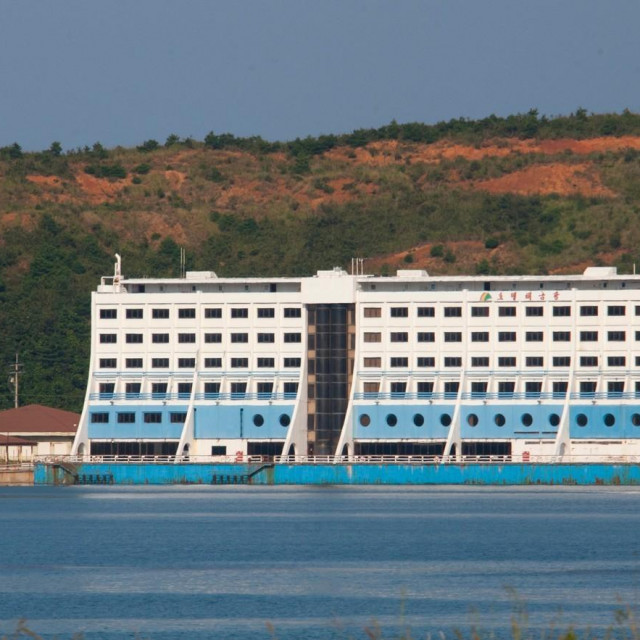 &lt;p&gt;Plutajući hotel u Sjevernoj Koreji&lt;/p&gt;
