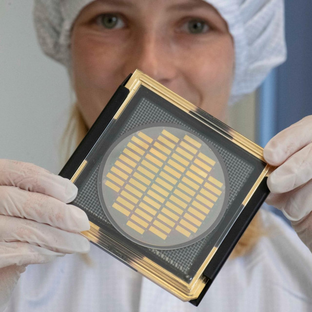 &lt;p&gt;Njemačka inženjerka prezentira novi čip za kvantno računanje, 2021.&lt;/p&gt;
