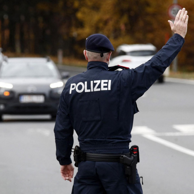Austrijska policija provodi kontrolu covid-potvrda
