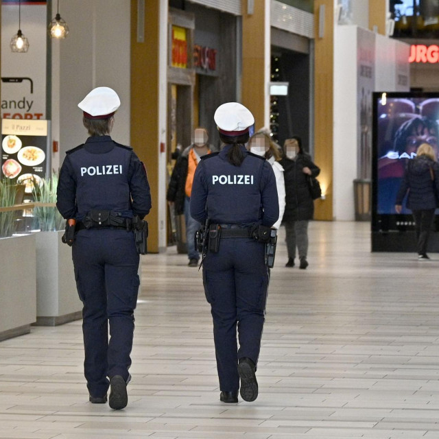 &lt;p&gt;Austrijska policija nadzire provođenje mjera u trgovačkim centrima&lt;/p&gt;
