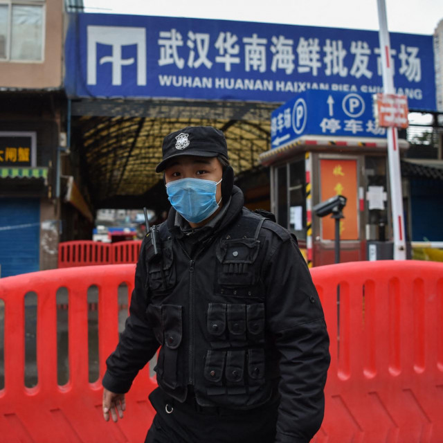 &lt;p&gt;Policajac stoji pred tržnicom u Wuhanu&lt;/p&gt;
