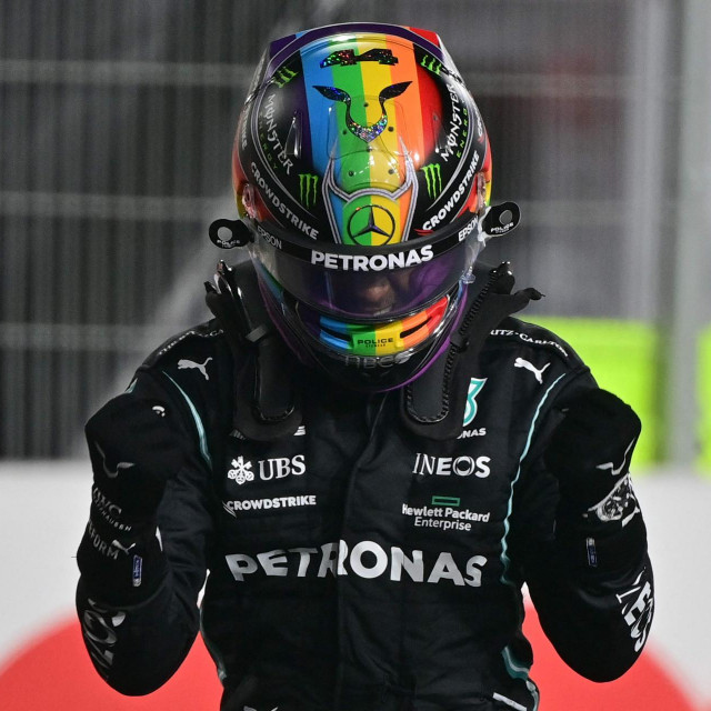&lt;p&gt;Lewis Hamilton na treningu u Kataru s kacigom duginih boja &lt;/p&gt;
