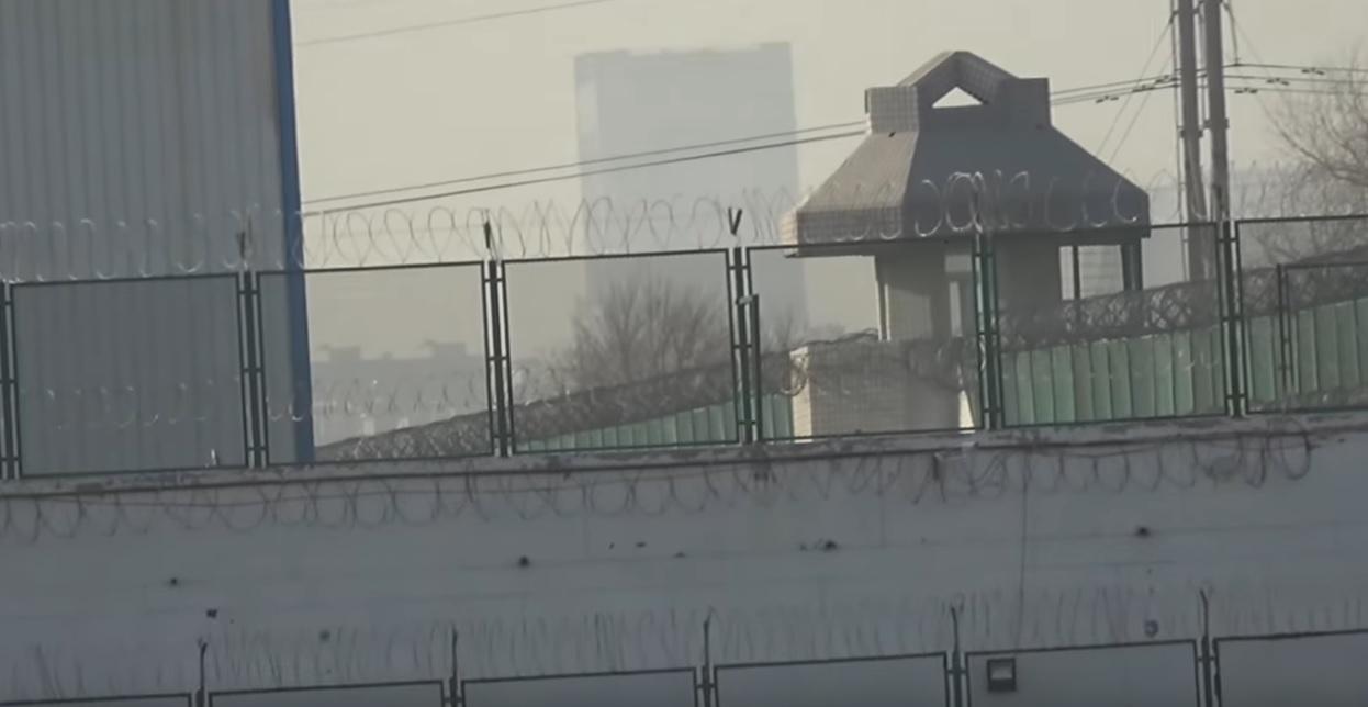 Objekt za koji se u snimci tvrdi da se radi o pritvorskom centru u pokrajini Xinjiang Printscreen/YouTube