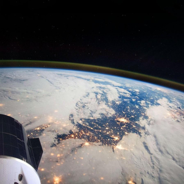 Space X svemirska letjelica u zemljinoj orbiti.
