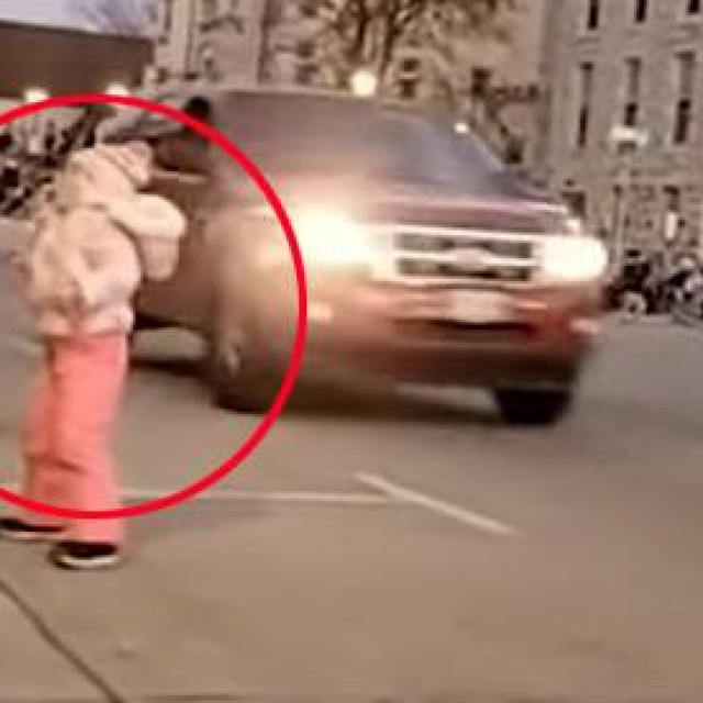 &lt;p&gt;Trenutak u kojem crveni SUV pokraj malene djevojčice koja pleše juri prema gomili&lt;/p&gt;
