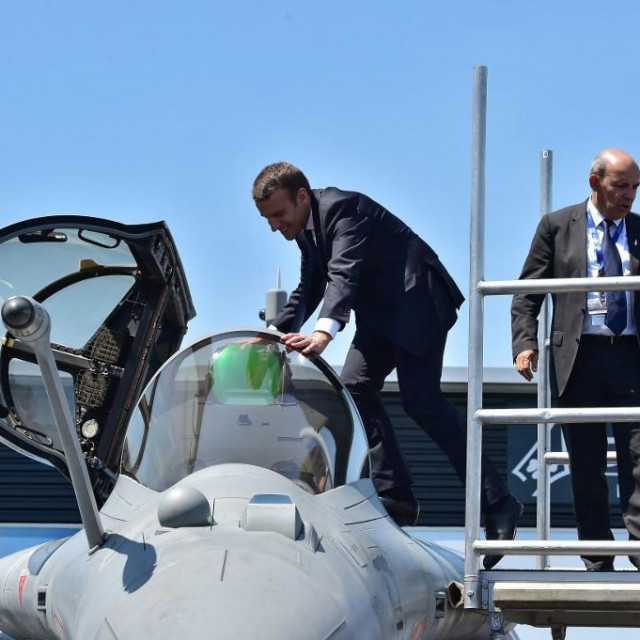 &lt;p&gt;Emmanuel Macron u borbenom avionu Dassault Rafale, arhivska fotografija&lt;/p&gt;
