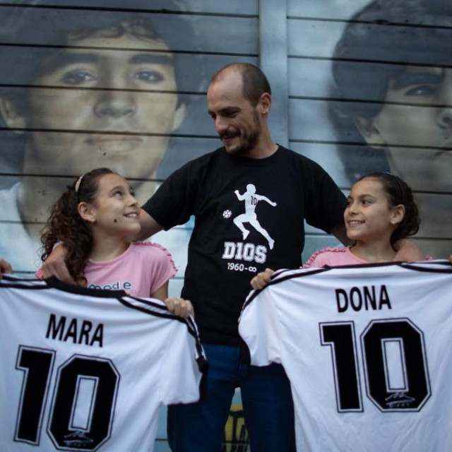 &lt;p&gt;Mara i Dona s njihovim ocem&lt;/p&gt;
