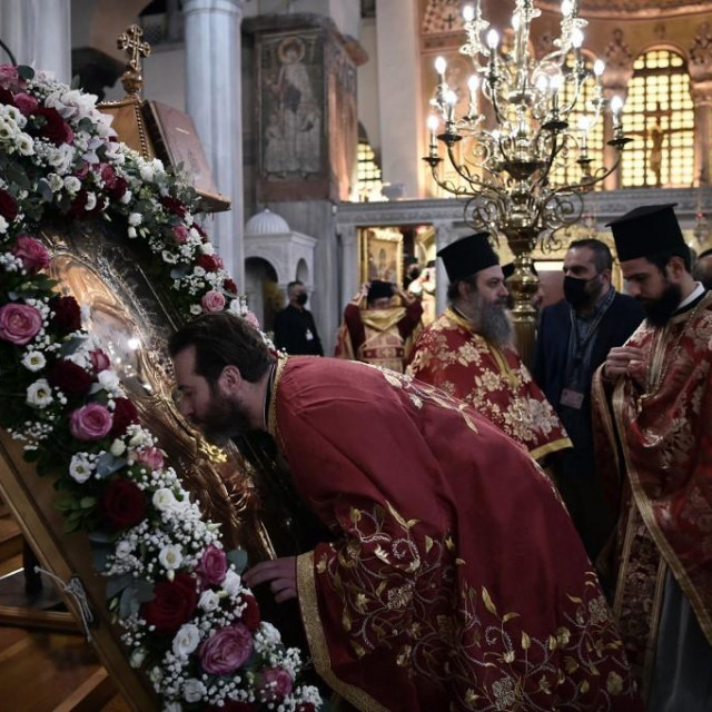 &lt;p&gt;Grčki pravoslavni svećenik ljubi ikonu u crkvi Svetog Dimitrija&lt;/p&gt;

