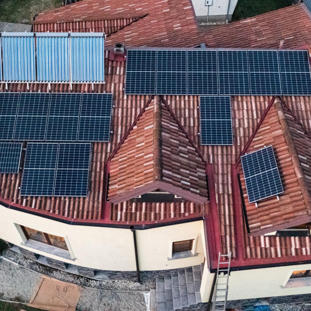 &lt;p&gt;Postavljanje solarnih panela na privatnu kuću vlasnika Drage Zovka&lt;/p&gt;
