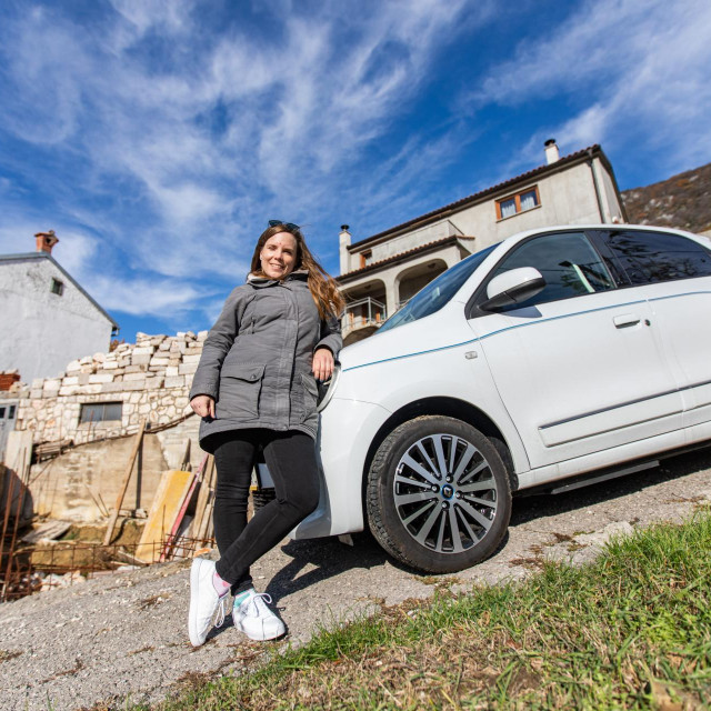 &lt;p&gt;Marcella Jankač ispred svog doma, uz električni Renault Twingo&lt;/p&gt;
