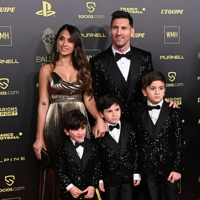 &lt;p&gt;Messi sa suprugom i njihovo troje djece na dodjeli nagrade&lt;/p&gt;
