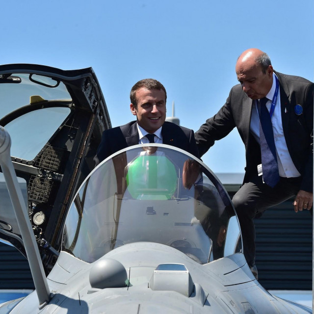 &lt;p&gt;Emmanuel Macron u kokpitu borbenog aviona Dassault Rafale&lt;/p&gt;
