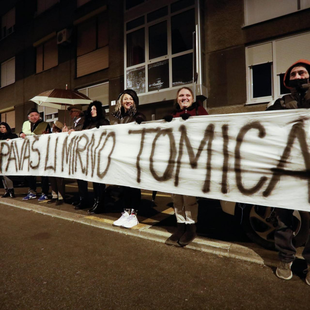 &lt;p&gt;Prosvjed roditelja odgojitelja pred zgradom gradonačelnika Tomaševića&lt;/p&gt;

