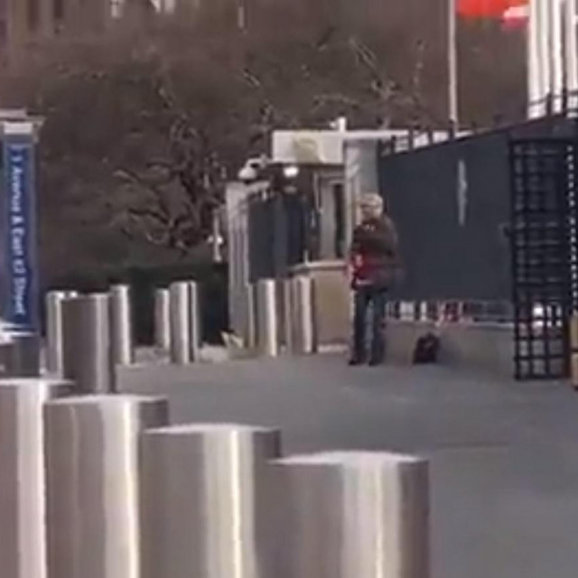 &lt;p&gt;Naoružani muškarac ispred zgrade UN-a&lt;/p&gt;
