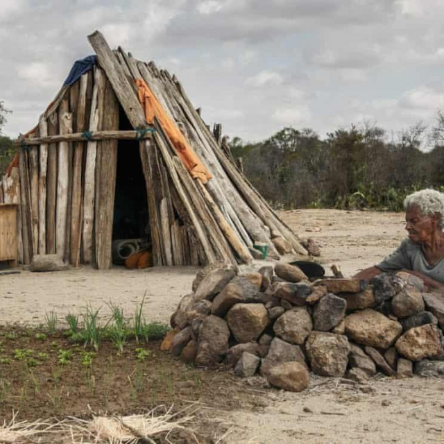 &lt;p&gt;Starica na Madagaskaru sprema oskudan obrok, 2021.&lt;/p&gt;
