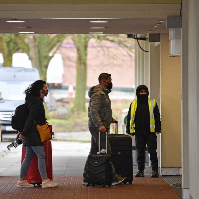 &lt;p&gt;Putnici odlaze u karantenu u hotel Holiday Inn u blizini aerodroma Heathrow u Londonu, Ilustrativna fotografija&lt;/p&gt;
