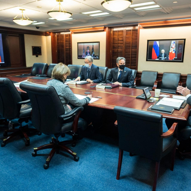 Joe Biden u društvu najbližih suradnika na videokonferenciji s Vladimirom Putinom
