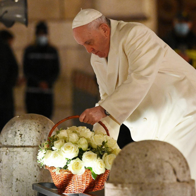 &lt;p&gt;Papa Franjo položio je košaru bijelih ruža podno kipa Djevice Marije&lt;/p&gt;
