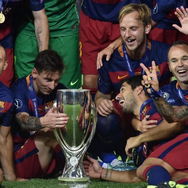 &lt;p&gt;Mascherano, Messi, Rakitić, Suarez i Iniesta slave osvajanje europskog Superkupa 2015. godine&lt;/p&gt;
