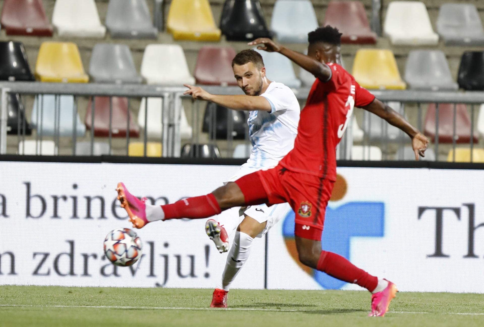 Sportske novosti - VIDEO: POGLEDAJTE NAJSPORNIJI TRENUTAK I SAMI  PROCIJENITE JESU LI SUCI BILI U PRAVU! Rijeka zabila u 91., burno  proslavila gol, a onda se javio VAR