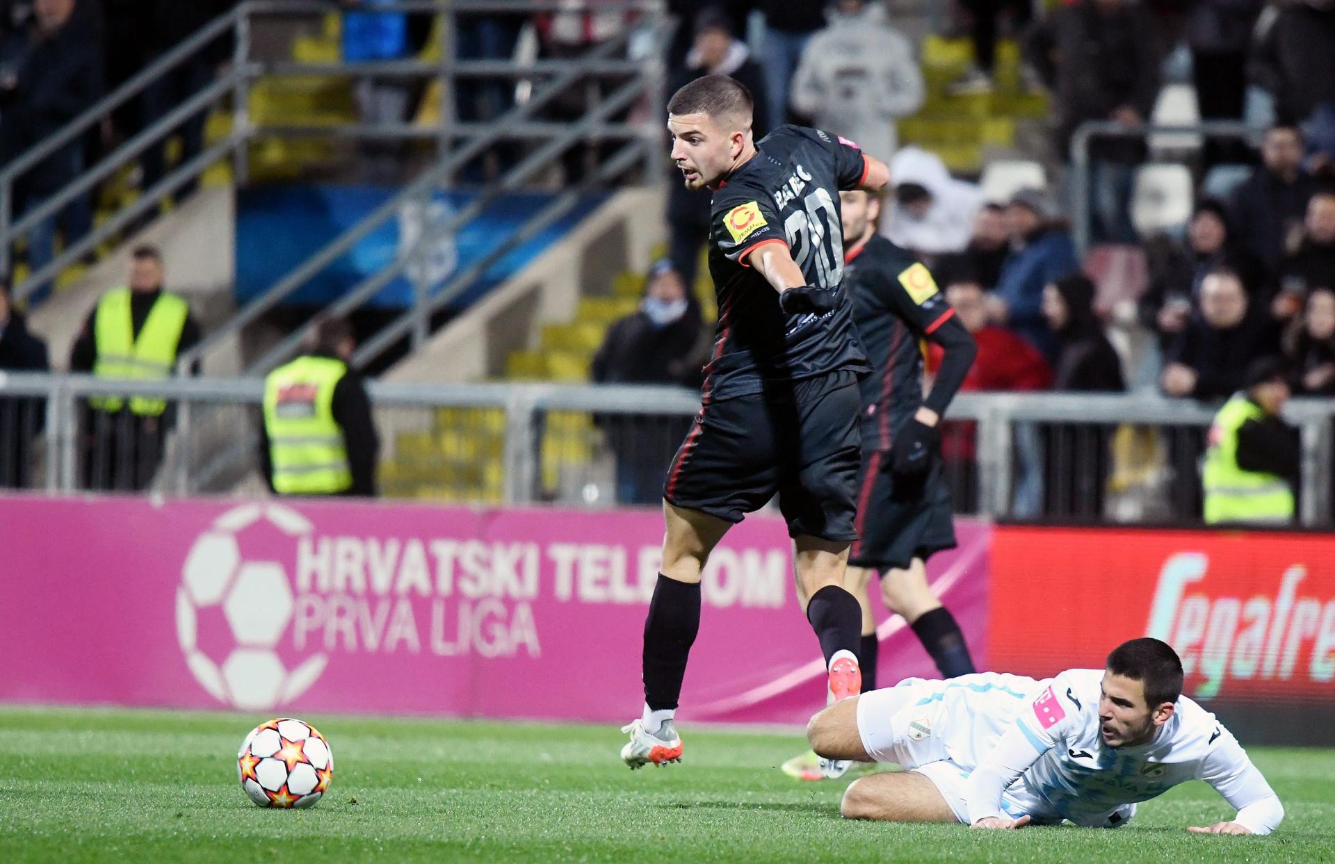 Sportske novosti - VIDEO: POGLEDAJTE NAJSPORNIJI TRENUTAK I SAMI  PROCIJENITE JESU LI SUCI BILI U PRAVU! Rijeka zabila u 91., burno  proslavila gol, a onda se javio VAR