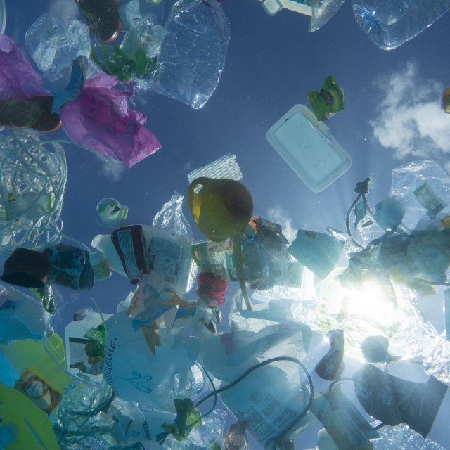 &lt;p&gt;Ilustracija, plastika pluta oceanom&lt;/p&gt;
