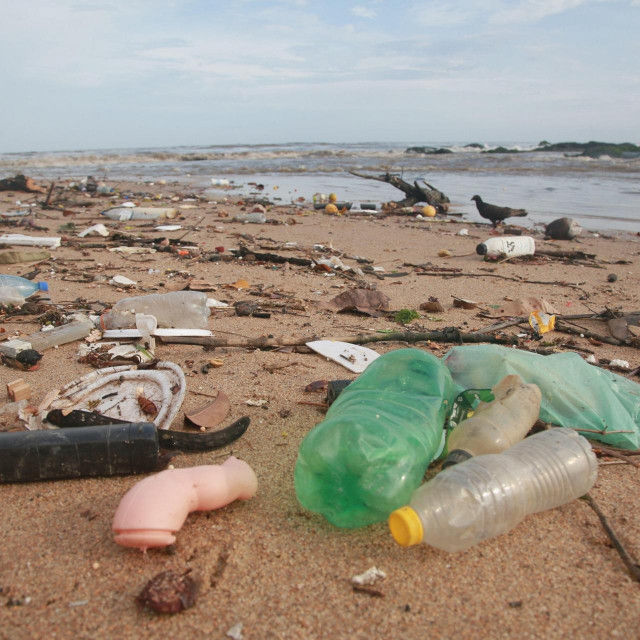 &lt;p&gt;Plastika na plaži u Salvadoru, Brazil, 2021.&lt;/p&gt;
