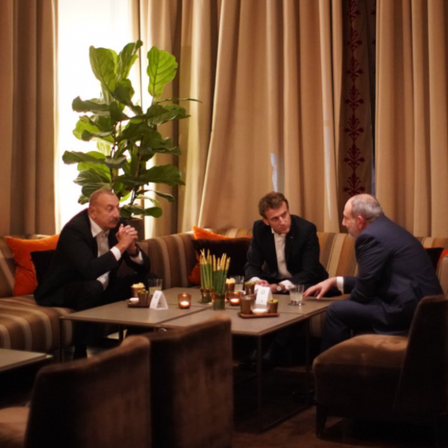 &lt;p&gt;Macron sjedi za stolom u društvu azerbajdžanskog predsjednika Ilhama Alijeva i armenskog premijera Nikola Pašinjana&lt;/p&gt;
