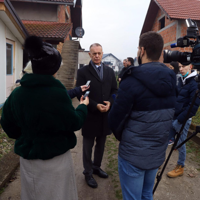 &lt;p&gt;Predstavnici Europske investicijske banke posjetili su obitelji u Petrinji kojima su donirali kontejnere za stanovanje.&lt;br /&gt;
Na fotografiji: Anton Kovačev&lt;br /&gt;
 &lt;/p&gt;
