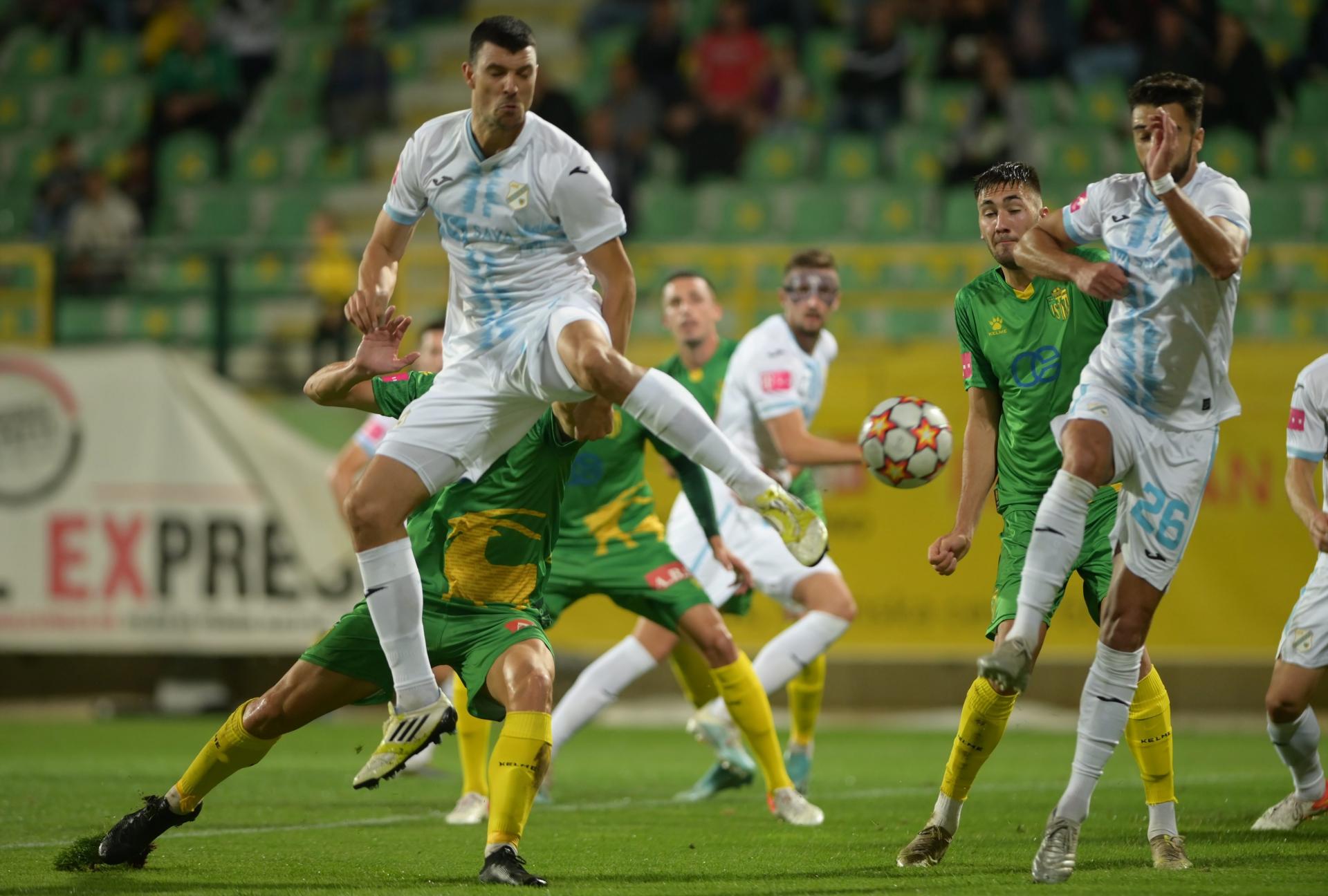 Sportske novosti - VIDEO: POGLEDAJTE NAJSPORNIJI TRENUTAK I SAMI  PROCIJENITE JESU LI SUCI BILI U PRAVU! Rijeka zabila u 91., burno  proslavila gol, a onda se javio VAR