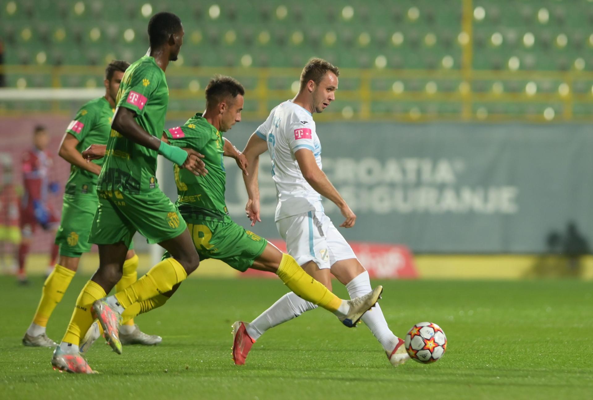 Sportske novosti - VIDEO: POGLEDAJTE NAJSPORNIJI TRENUTAK I SAMI  PROCIJENITE JESU LI SUCI BILI U PRAVU! Rijeka zabila u 91., burno  proslavila gol, a onda se javio VAR